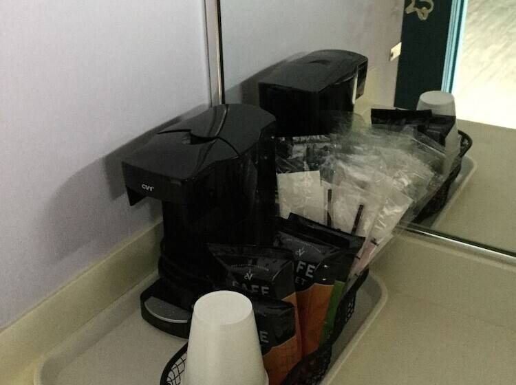 فندق Econo Lodge South