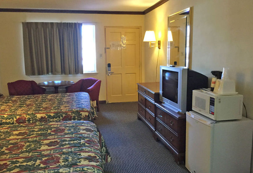 Отель Econo Lodge Colonial