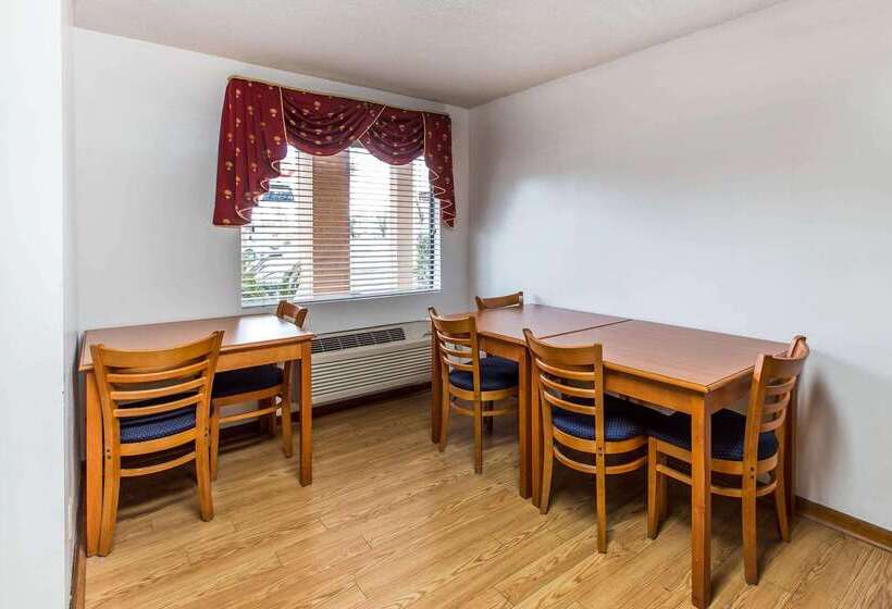 Отель Econo Lodge Inn & Suites