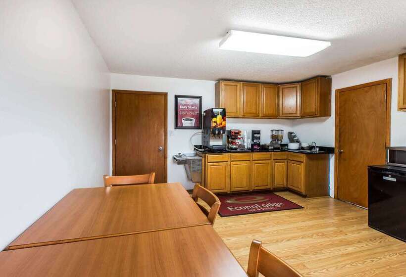 Отель Econo Lodge Inn & Suites