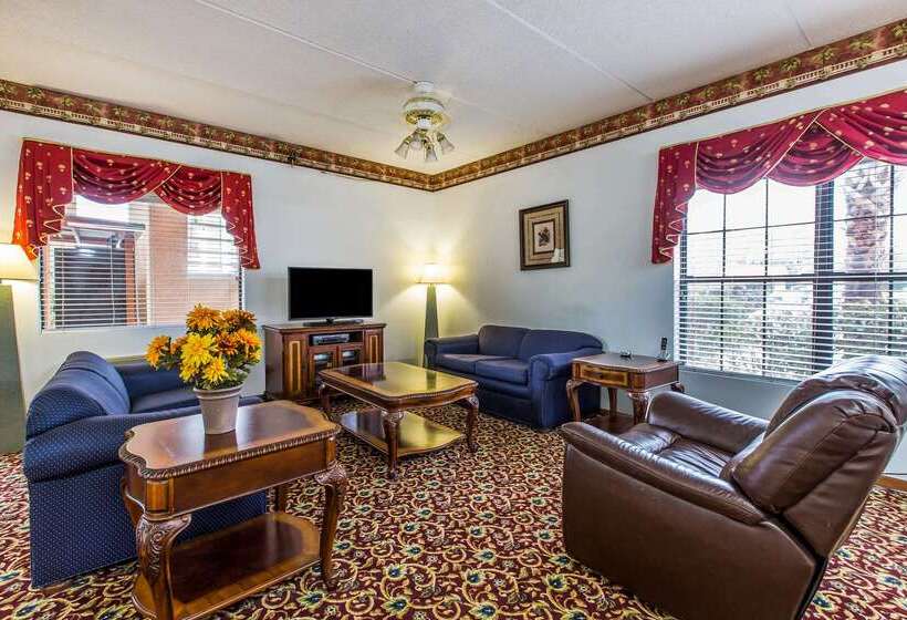 Отель Econo Lodge Inn & Suites