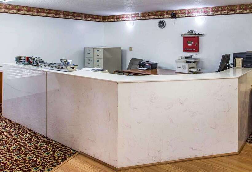 Отель Econo Lodge Inn & Suites