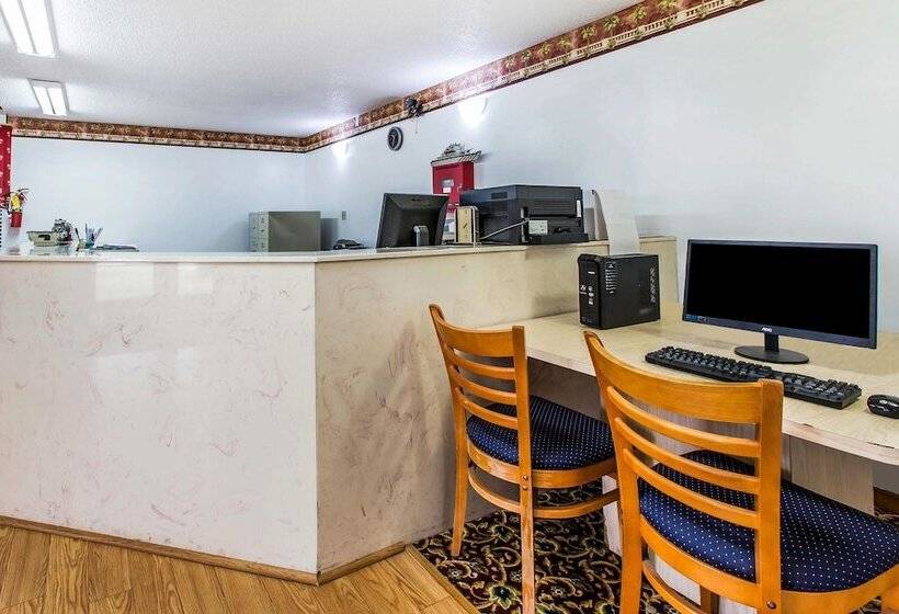 Отель Econo Lodge Inn & Suites