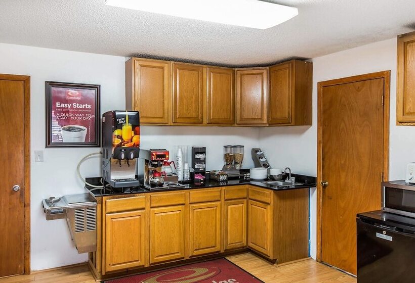 Отель Econo Lodge Inn & Suites