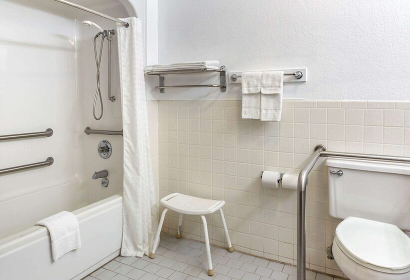 فندق Econo Lodge Inn & Suites