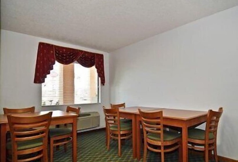 Отель Econo Lodge Inn & Suites