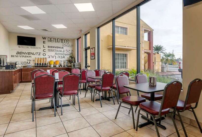 酒店 Econo Lodge Inn & Suites Maingate Central