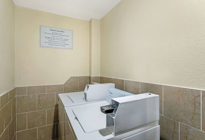 فندق Econo Lodge Madison East