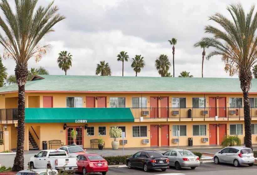 هتل Avenida   Oceanside Camp Pendleton