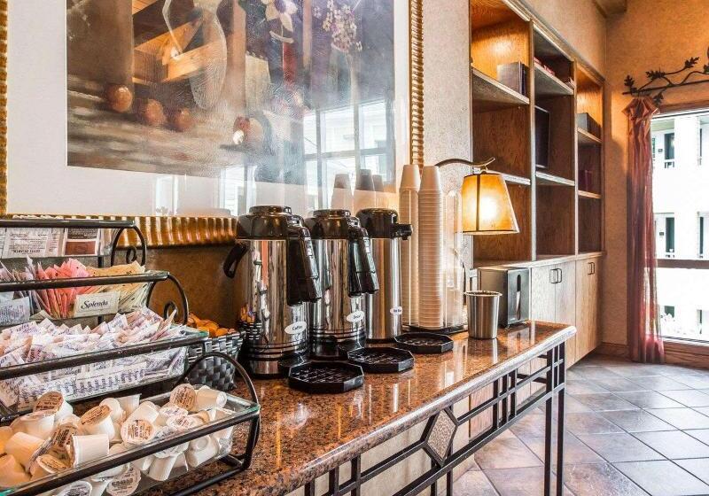 هتل Econo Lodge Pigeon Forge Riverside