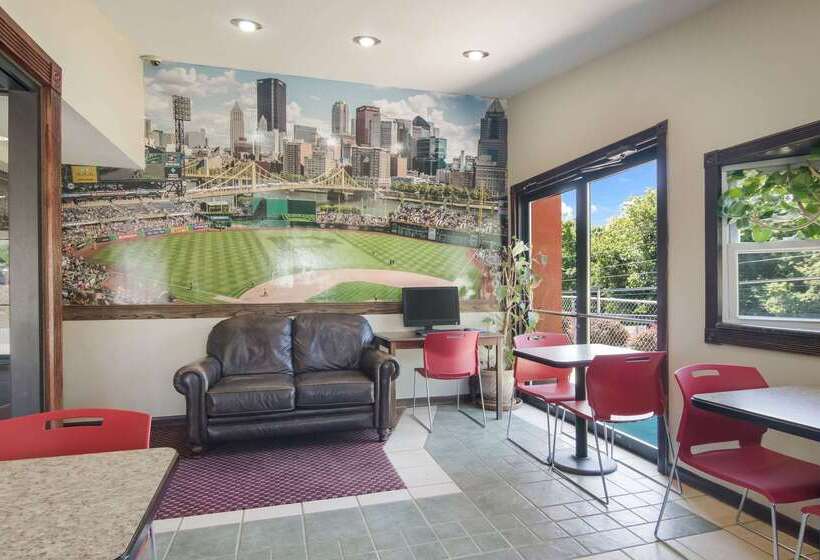 호텔 Econo Lodge Pittsburgh I79