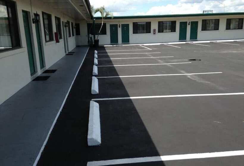 فندق Economy Inn Okeechobee