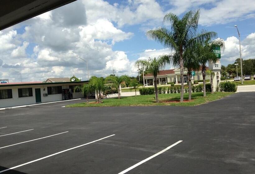 فندق Economy Inn Okeechobee
