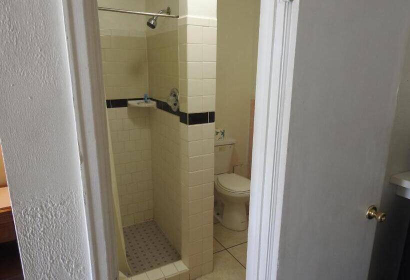 فندق Economy Inn