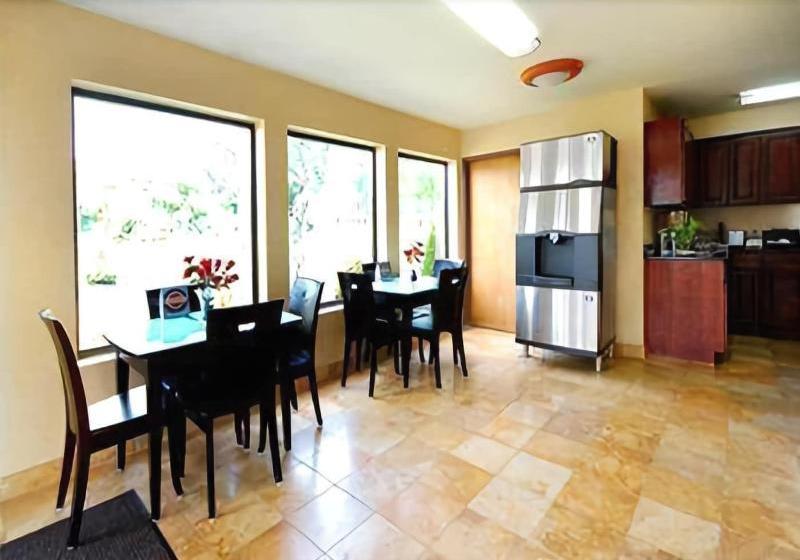 فندق Express Inn