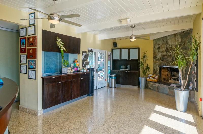 فندق Inn At East Beach