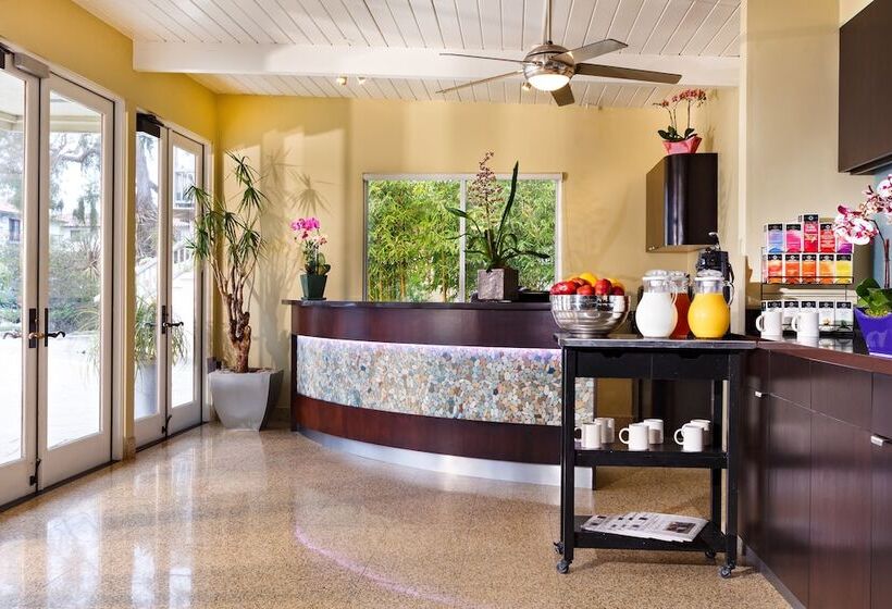 فندق Inn At East Beach