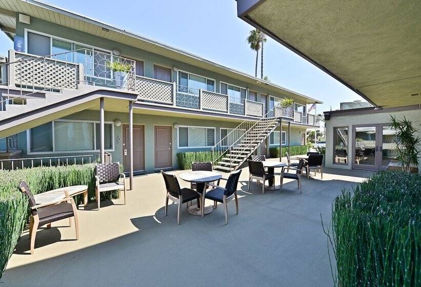 فندق Inn At East Beach