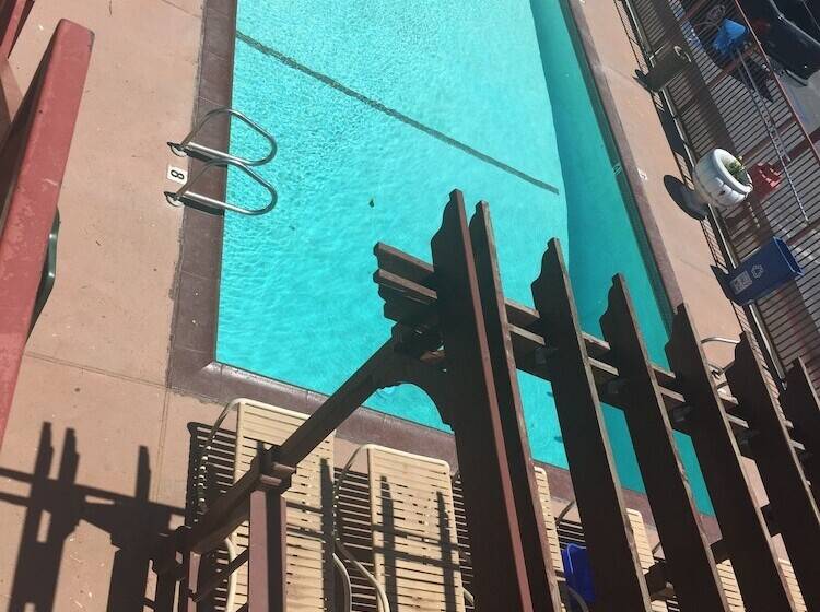 فندق Park Avenue Inn & Suites