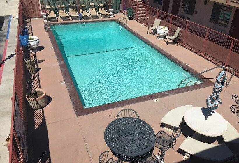 فندق Park Avenue Inn & Suites