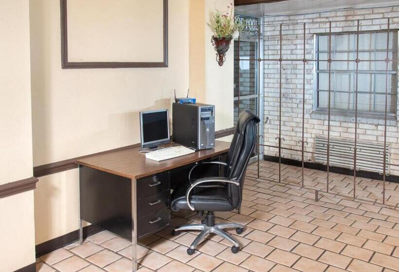 호텔 Rest Inn   Extended Stay, I 40 Airport, Wedding & Event Center