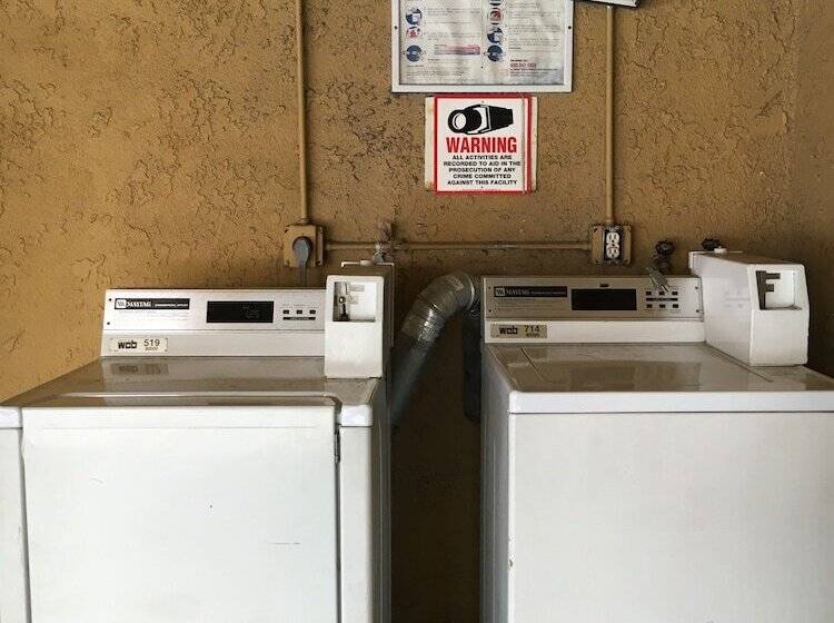 فندق Riverside Inn & Suites