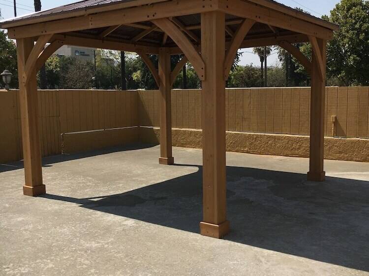 فندق Riverside Inn & Suites