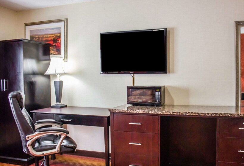 هتل Rodeway Inn Macarthur Airport