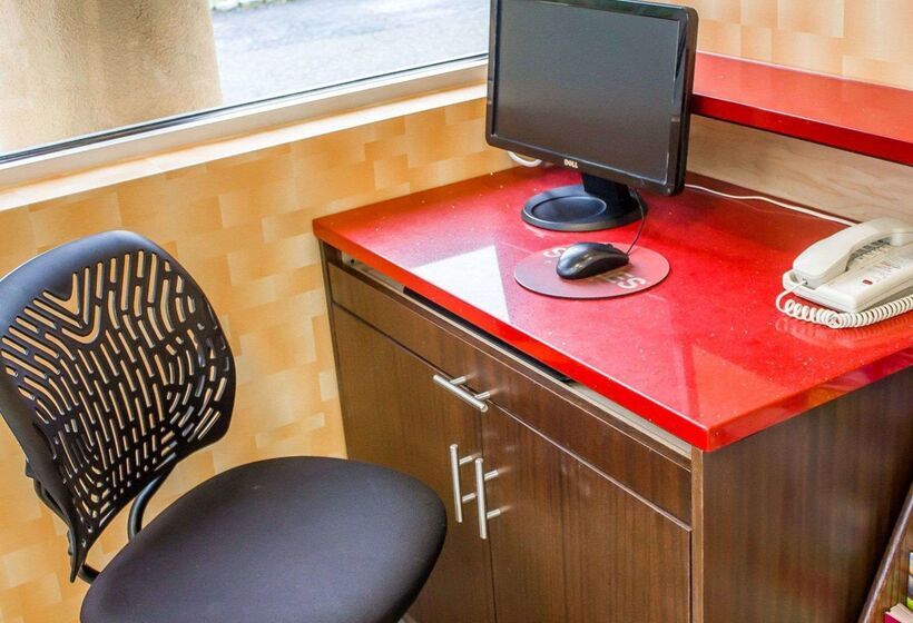 هتل Rodeway Inn Macarthur Airport