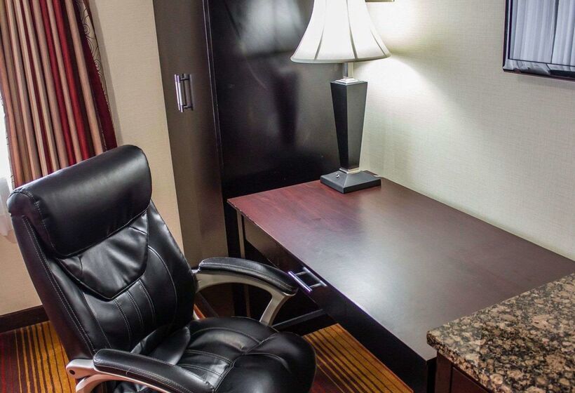 هتل Rodeway Inn Macarthur Airport