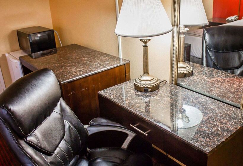 هتل Rodeway Inn Macarthur Airport