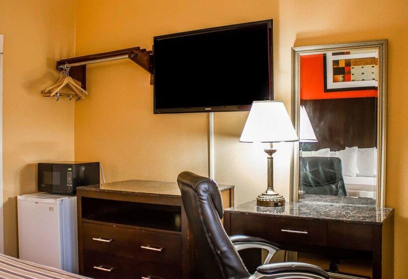 هتل Rodeway Inn Macarthur Airport