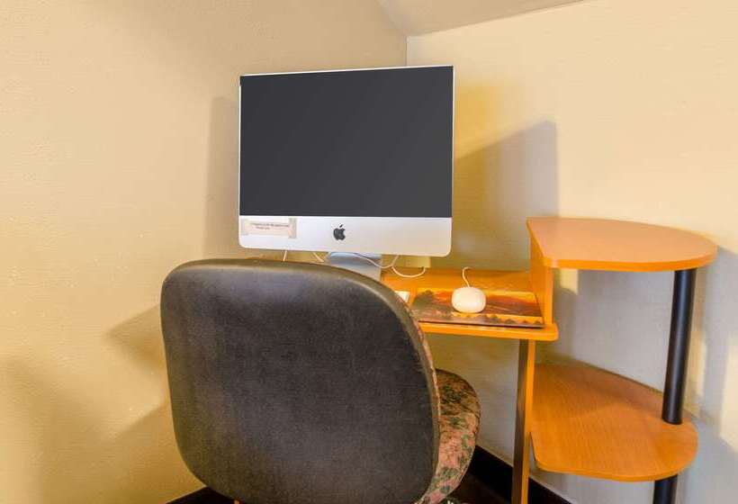 Отель Rodeway Inn Mitchell