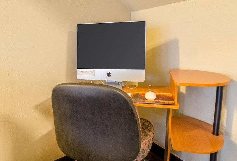 Отель Rodeway Inn Mitchell