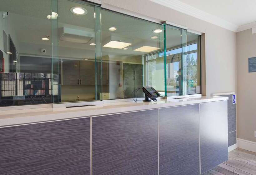 בית מלון כפרי Surestay  By Best Western Fontana