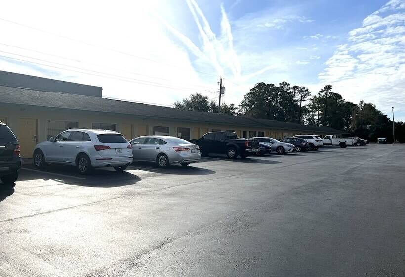 מוטל Driftwood Inn   Lake City