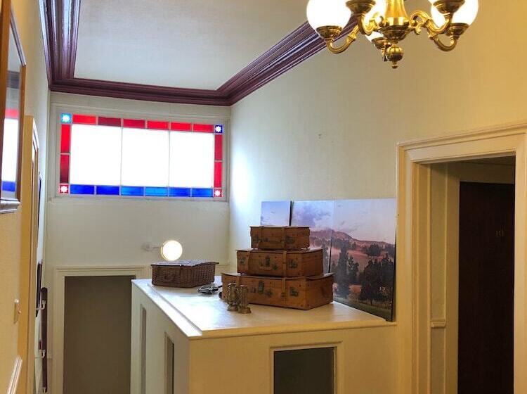 تختخواب و صبحانه The Purple Tree Guest House