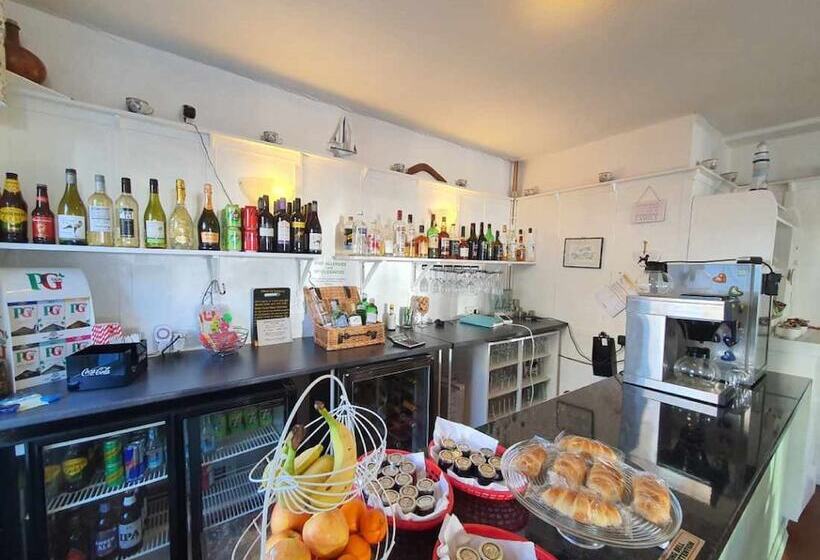 تختخواب و صبحانه The Purple Tree Guest House