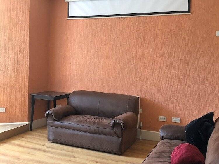 تختخواب و صبحانه The Purple Tree Guest House