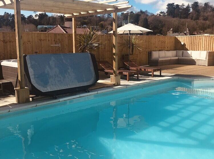 تختخواب و صبحانه The Purple Tree Guest House