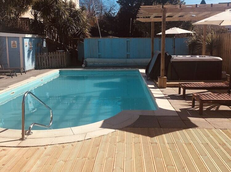 تختخواب و صبحانه The Purple Tree Guest House