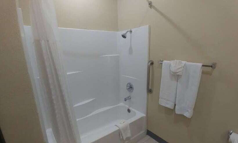 Отель Quality Inn & Suites Roanoke   Fort Worth North