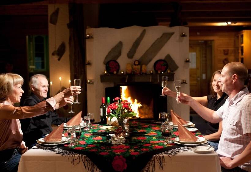 Isokenkaisten Klubi  Wilderness Lodge