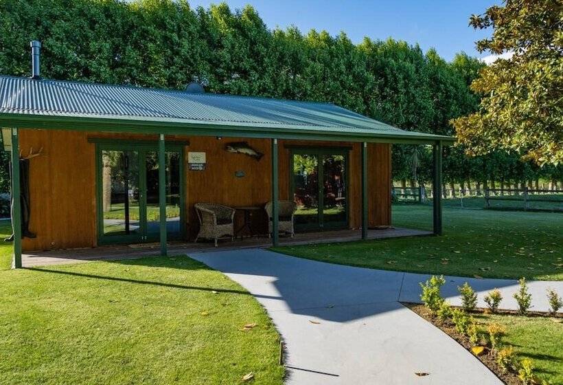 צימר The Jolly Poacher Retreat