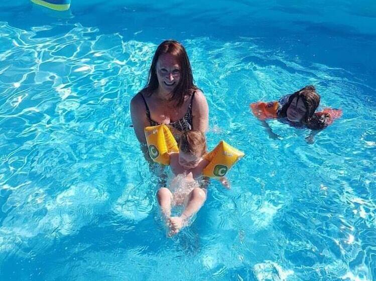 צימר The Jolly Poacher Retreat