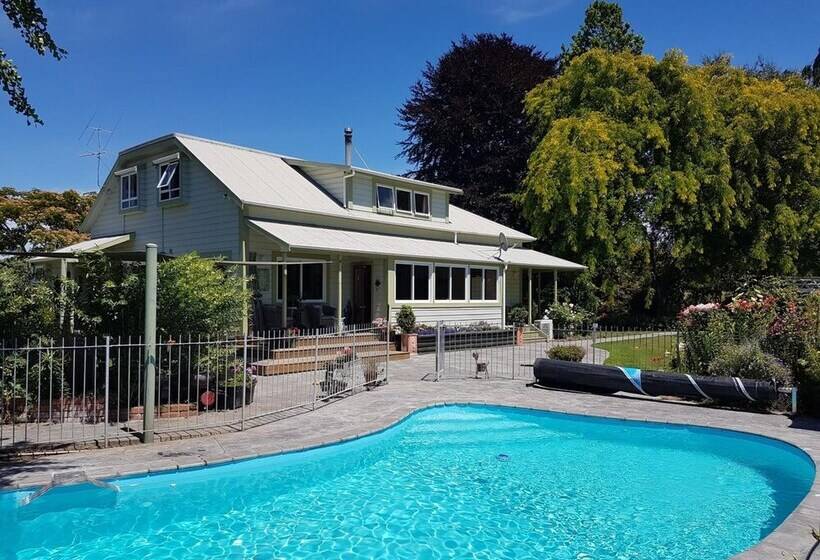 צימר The Jolly Poacher Retreat