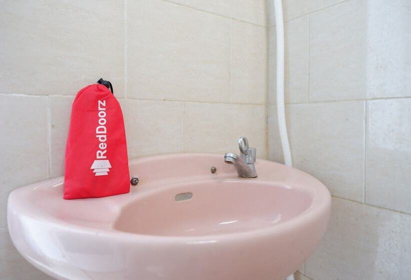 Отель Reddoorz Near Taman Kota Kendari