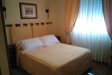 هتل Hostal Azúa