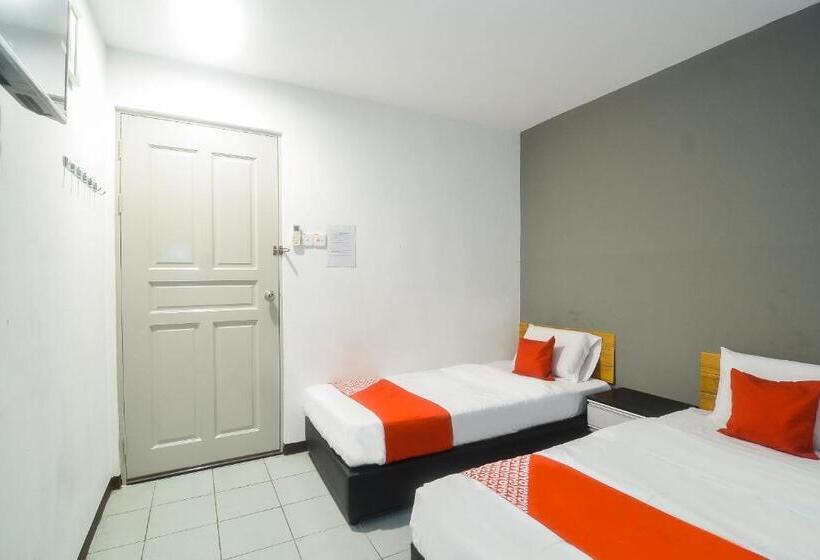 Отель Oyo 89465 Golden Lounge