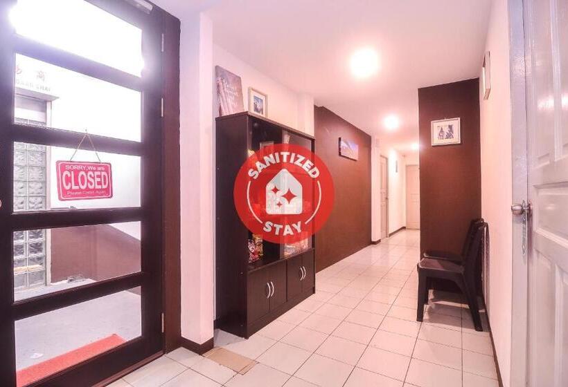 Отель Oyo 89465 Golden Lounge